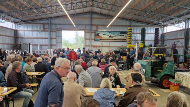 Die Halle füllt sich s_260919_eet_pschug--12- Bergbau-Technik-Park – Aktuelles - 25. Espenhainer Ehemaligentreffen