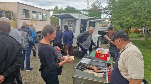 Bratwurst vor der Geräuschkulisse des Turbolekt s_260919_eet_pschug--69- Bergbau-Technik-Park – Aktuelles - 25. Espenhainer Ehemaligentreffen